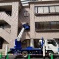 自社保有の高所作業車(10m以上)で、安全迅速確かな作業を。